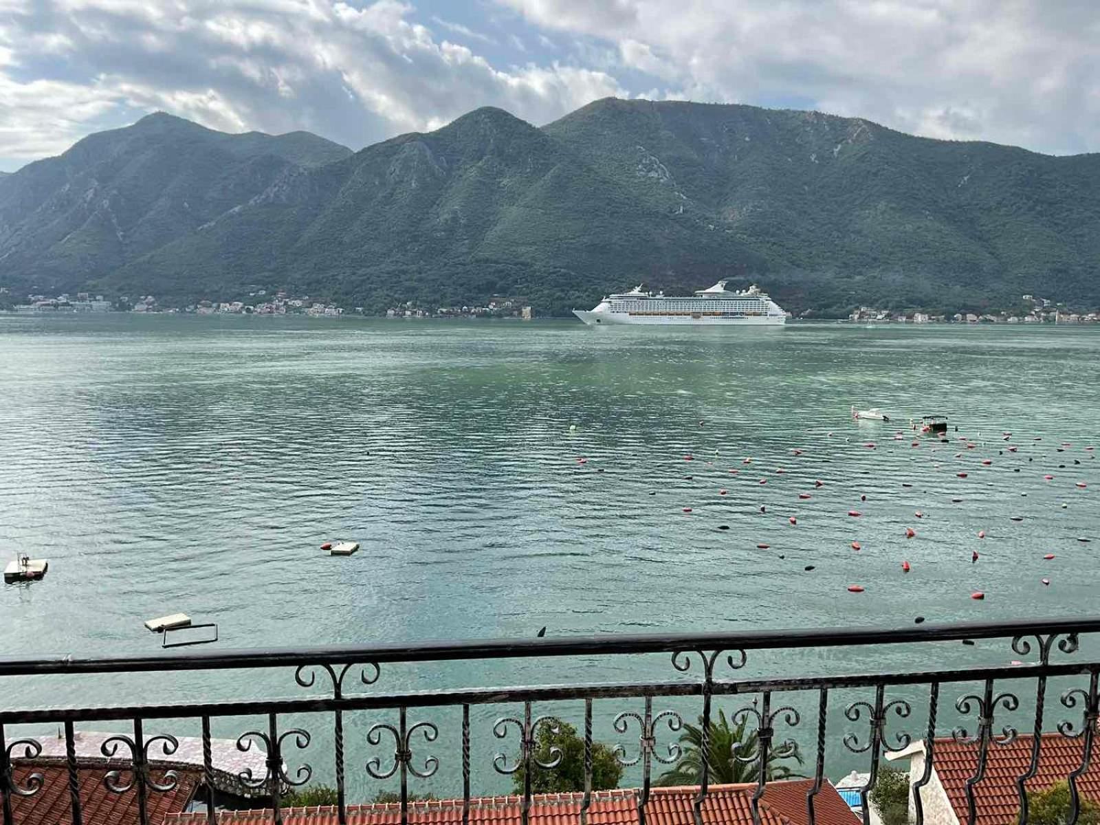 Glosy Kotor Exteriér fotografie